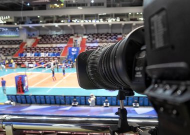 Bir voleybol maçı yayınlamadan önce TV kamerası açık.