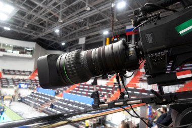 Bir voleybol maçı yayınlamadan önce TV kamerası açık.