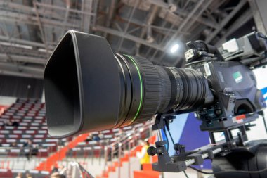 Bir voleybol maçı yayınlamadan önce TV kamerası açık.