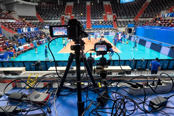 Televizní Kamera Zapnuta Před Vysíláním Volejbalového Zápasu — Stock fotografie