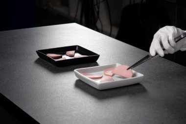 Siyah arka planda beyaz kumaş eldivenli kadın elleri