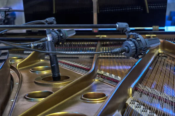 Piano Cola Clásico Negro Está Escenario Instrumento Musical Clásico Cerca — Foto de Stock
