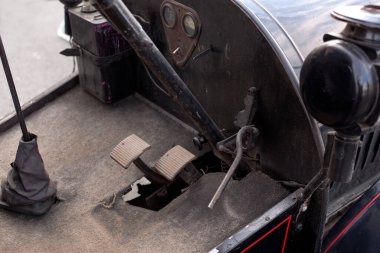 Film endüstrisinde kullanılan klasik eski model araba, yakın plan.