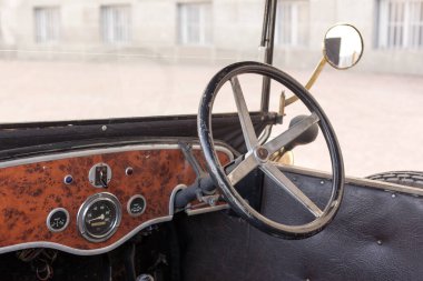 Film endüstrisinde kullanılan klasik eski model araba, yakın plan.