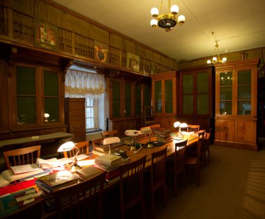 İç mekanlar, bir malikanede klasik kütüphane. Saint Petersburg, Rusya