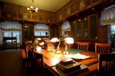 İç mekanlar, bir malikanede klasik kütüphane. Saint Petersburg, Rusya