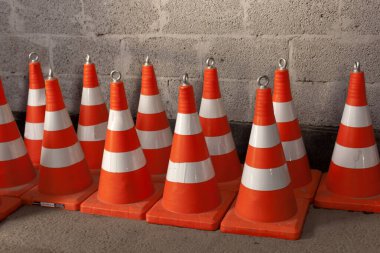 Yol konileri. turuncu trafik konileri inşaat halindeki asfalt yol altında