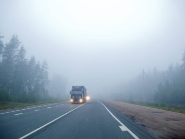 Siste arabalar var. Kötü hava ve yolda tehlikeli otomobil trafiği. Siste hafif araçlar.