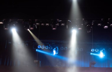 Konserin ışığı. Konserde sahne ışıkları. Çok renkli kirişli ışıklandırma ekipmanı.