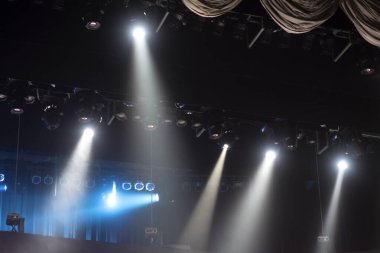 Konserin ışığı. Konserde sahne ışıkları. Çok renkli kirişli ışıklandırma ekipmanı.