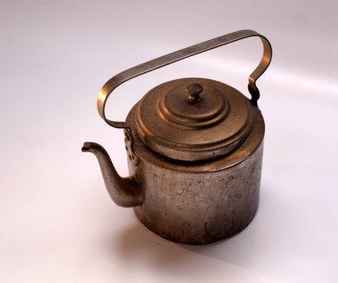 Mutfakta, masada çeşitli mutfak aletleri var.