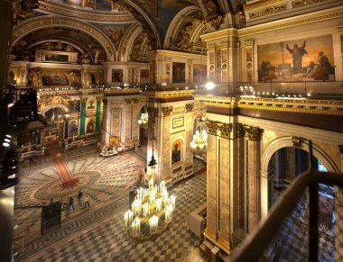 Kilise tatili sırasında tapınaktaki kalabalık..