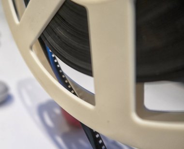 Filmleri göstermek için eski film projektörü. 8mm, yakın plan.