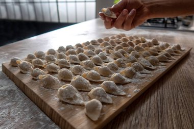 Ev yapımı mantı ya da masada etli ravioli pişirmek. Geleneksel Rus köftesi..