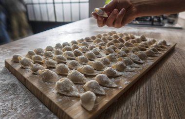 Ev yapımı mantı ya da masada etli ravioli pişirmek. Geleneksel Rus köftesi..