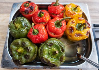 Fırında et ve bulgur ile doldurulmuş dolma biber..