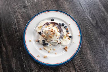 Kremalı, yaban mersinli ve çikolatalı tatlılar.