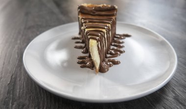 Kremalı, yaban mersinli ve çikolatalı tatlılar.