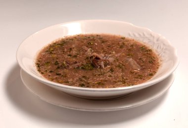 Hafif taşlı arka planda çorbayı kaseye koy. Akşam yemeği için sağlıklı bir diyet..