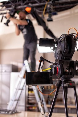 Televizyon stüdyosunda profesyonel dijital kamera.