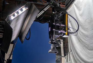 Televizyon stüdyosunda profesyonel dijital kamera.