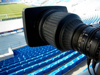 Maçtan önce futbol stadyumundaki TV kamerası..