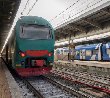 Tren istasyonunda yolcu bekliyor.