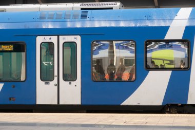 Tren istasyonunda yolcu bekliyor.