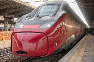 Tren istasyonunda yolcu bekliyor.