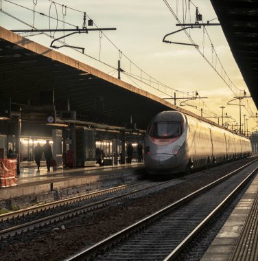 Tren istasyonunda yolcu bekliyor.