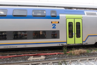 Tren istasyonunda yolcu bekliyor.