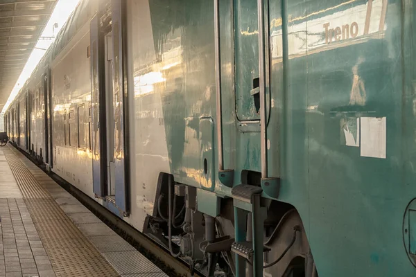 Tåg Vid Järnvägsstationen Väntar Passagerare — Stockfoto