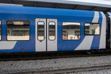 Tren istasyonunda yolcu bekliyor.