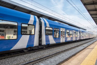 Tren istasyonunda yolcu bekliyor.