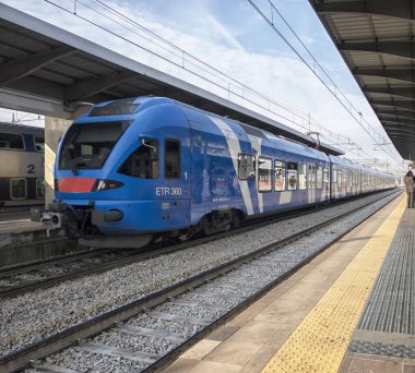 Tren istasyonunda yolcu bekliyor.