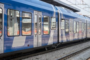 Tren istasyonunda yolcu bekliyor.