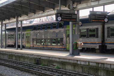 Tren istasyonunda yolcu bekliyor.