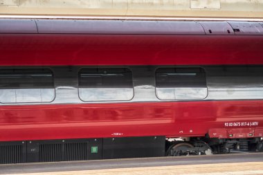 Tren istasyonunda yolcu bekliyor.