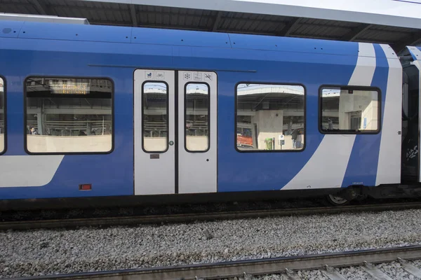 Tren istasyonunda yolcu bekliyor.