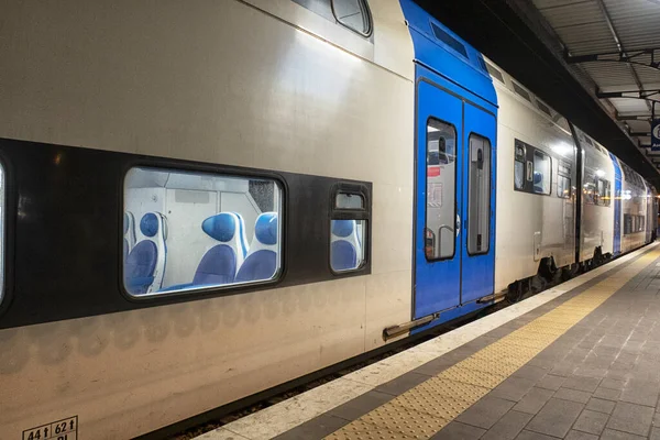 Treno Alla Stazione Ferroviaria Attesa Passeggeri — Foto Stock