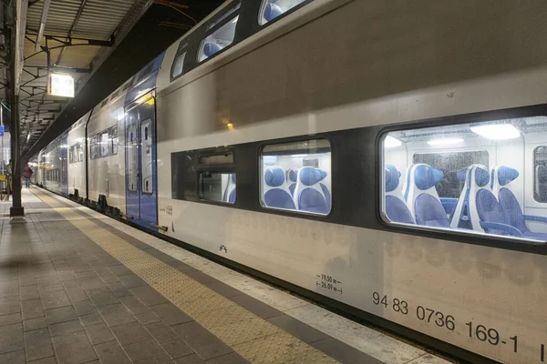 Treno Alla Stazione Ferroviaria Attesa Passeggeri — Foto Stock