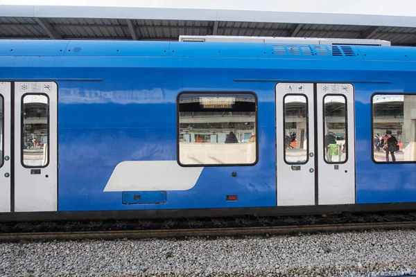 Tren istasyonunda yolcu bekliyor.