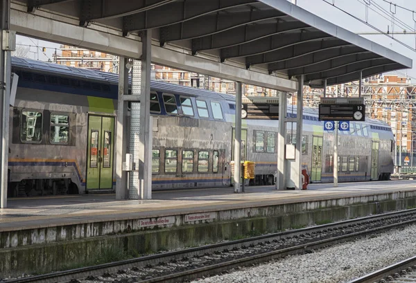 Tåg Vid Järnvägsstationen Väntar Passagerare — Stockfoto