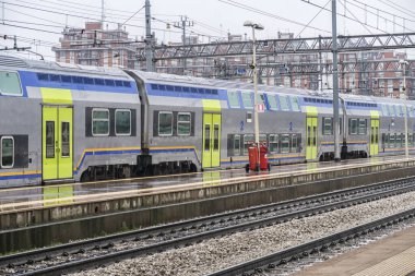 Tren istasyonunda yolcu bekliyor.