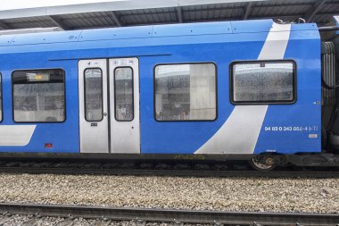 Tren istasyonunda yolcu bekliyor.