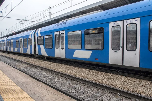 Tren istasyonunda yolcu bekliyor.