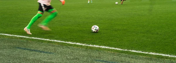 Piedi Del Calciatore Stanno Saltando Controllando Palla Prato Naturale — Foto Stock