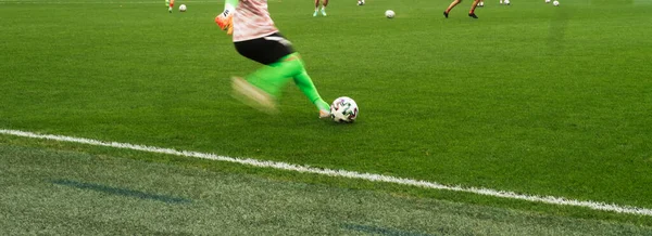 Voeten Van Voetballer Springen Controleren Bal Een Natuurlijk Gazon — Stockfoto