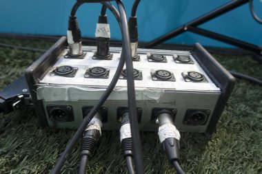 Bir spor müsabakasında profesyonel mikrofon ve ses ekipmanı.