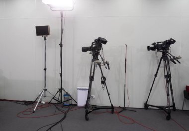 İş konferans odasındaki video kamera katılımcıları ve konuşmacıları kaydediyor, seminer toplantısı, etkinlik ve seminer konsepti.